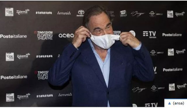 Regjisori amerikan merr vaksinën ruse: Do të bëj edhe dozën e dytë!