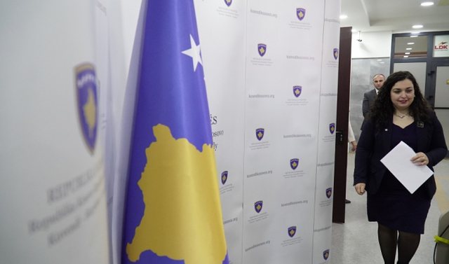Vjosa Osmani pezullon nga puna sekretarin e përgjithshëm të Presidencës