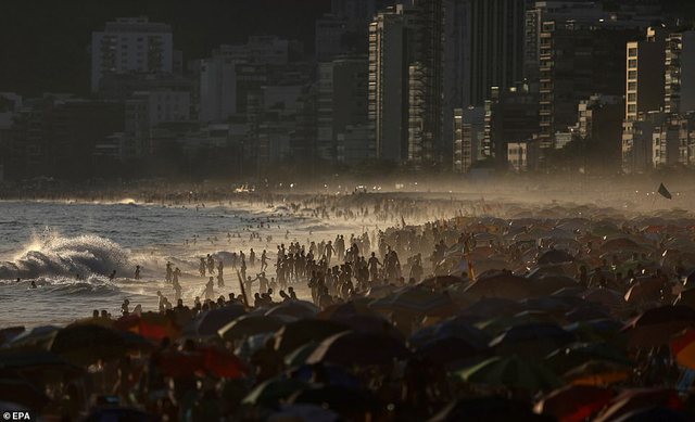 Bota në alarm nga lloji i ri i COVID, në këtë shtet mijëra të rinj në plazh