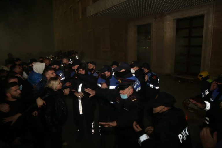 MSH: Njëri prej policëve të plagosur në protestë rrezikon humbjen e syrit