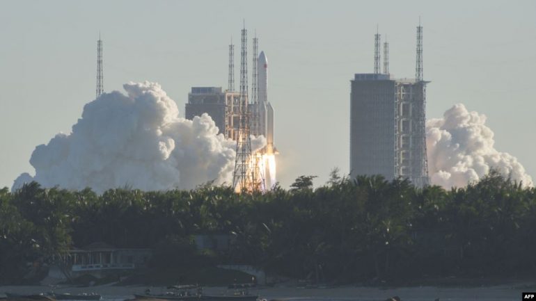 Sonda kineze zbret në Hënë për të mbledhur mostra