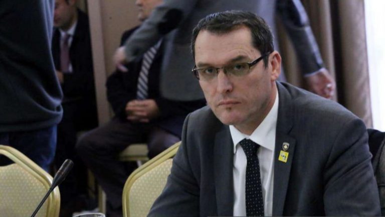 Gecaj i kundërpërgjigjet Vjosa Osmanit: Do të mallkojë buka e LDK-së