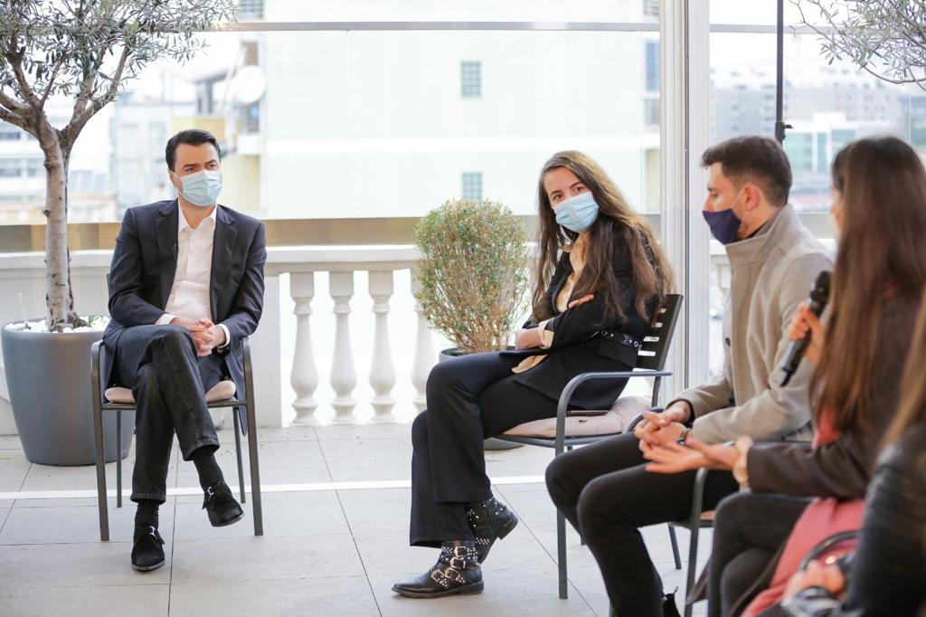 Basha takohet me studentë të Drejtësisë: Largimi, jo zgjidhje! Të pamundësojmë këtë pengmarrje të Shqipërisë