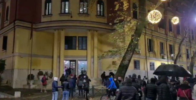 Protestuesit futen në Ministrinë e Financave