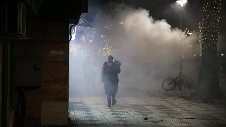 Protesta në Tiranë, plagoset një tjetër punonjës policie në sy