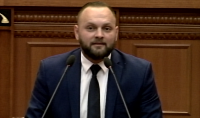 Shpërblimi për pensionistët, Valteri: A keni turp? Po i varfëroni shqiptarët çdo ditë e më shumë