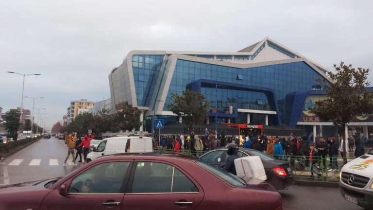 DITA E TRETË/ Nis protesta në Kamëz për vrasjen e 25-vjeçarit, dhjetëra njerëz mbushin rrugët