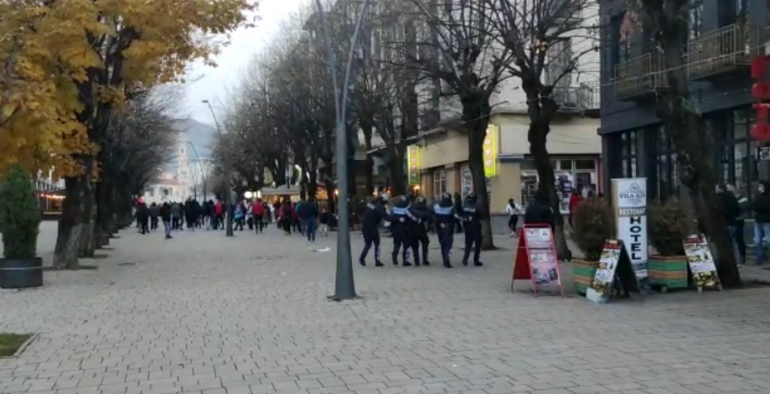 “Policia vret”, protesta në Korçë për vrasjen e 25-vjeçarit, sulmohet bashkia, qëllohen me gurë efektivët