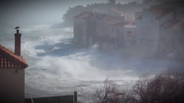 Alarm i kuq në Adriatik, priten dallgë deri 5 metra lartësi (VIDEO)