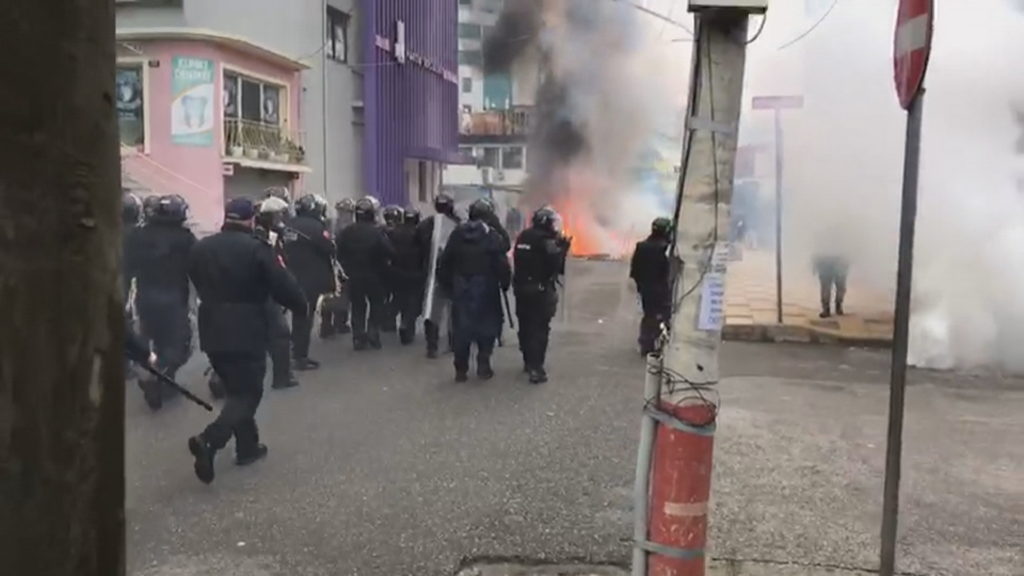 Dogjën selinë e PS-së në Shkodër, procedohen 17 minorenë dhe 8 organizatorë