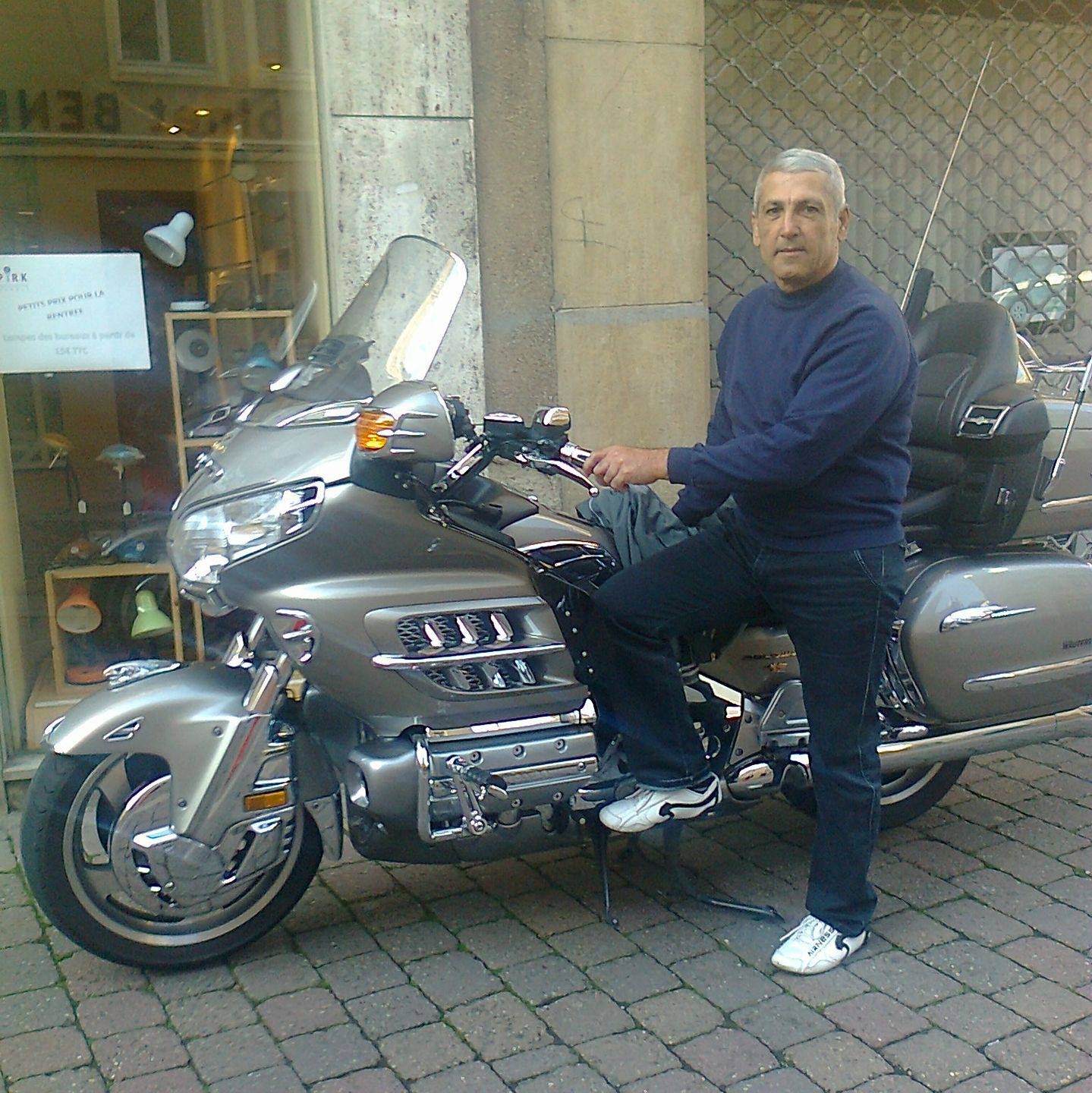 EMRAT/ Vrau dy motrat me automatik, ky është 59-vjeçari që kërkohet nga policia