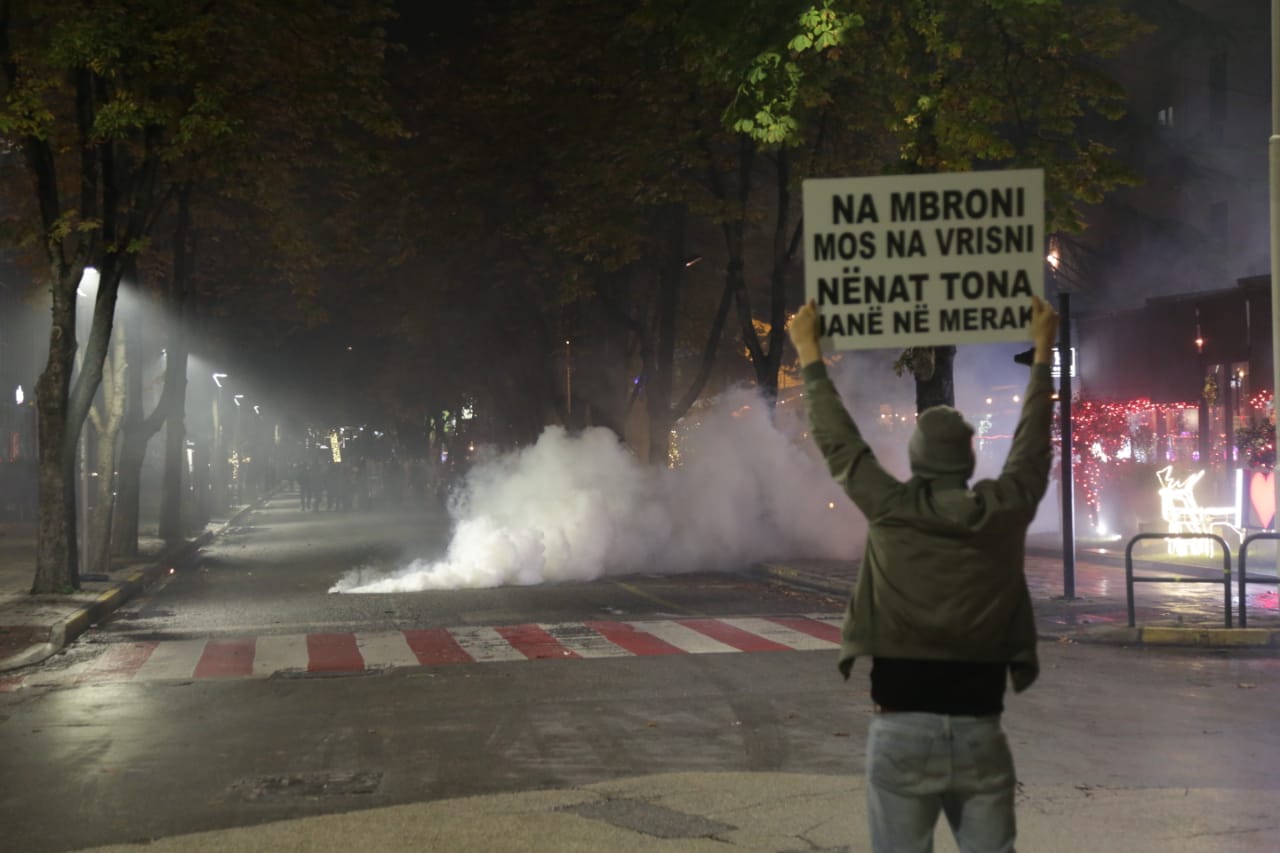 Tirana në kaos për 3 orë nga protesta, pankarta e protestuesit: Na mbroni, mos na vrisni…! (FOTO)