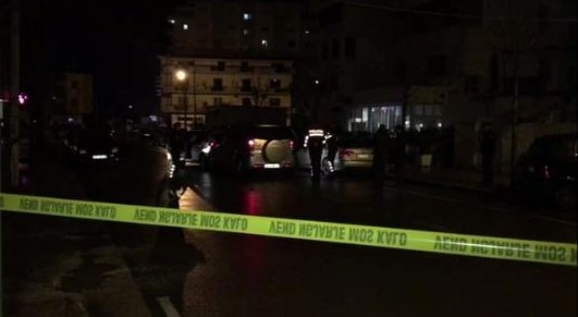 Qëllohet me armë zjarri drejt lokalit në pronësi të një polici