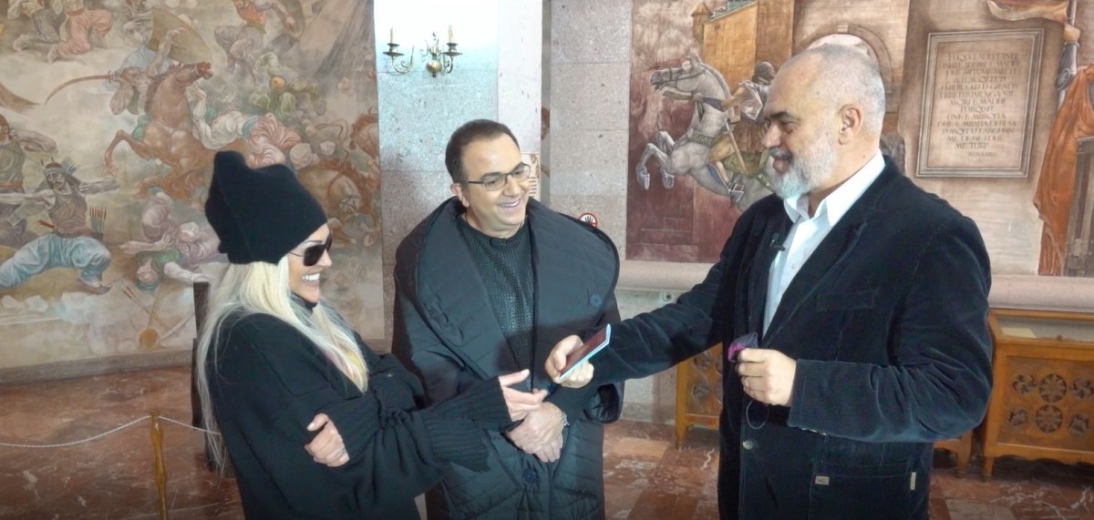 Edi Rama surprizon këngëtaren Anna Oxa, i dorëzon pasaportën shqiptare