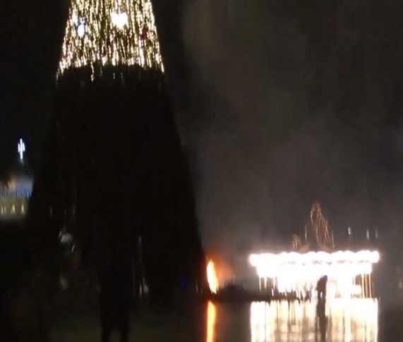 I vihet zjarri edhe pemës së Krishtlindjes në sheshin “Skënderbej”