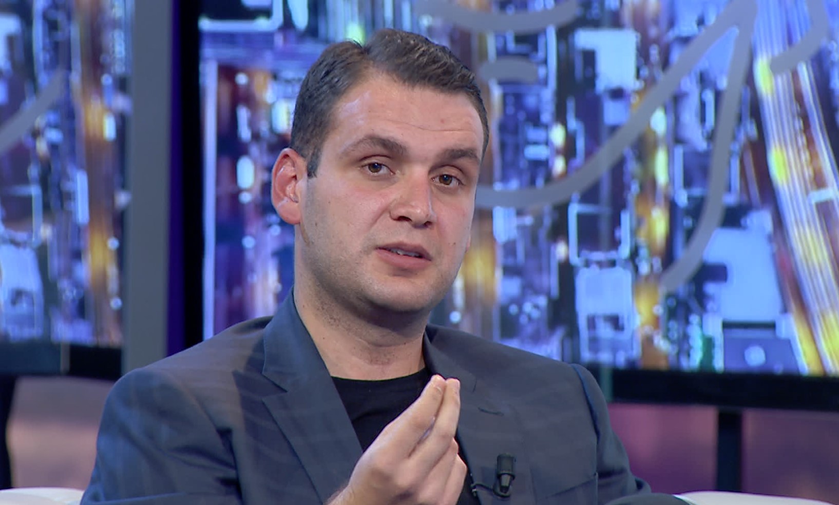 U shoqërua në komisariat, gazetari i RTV Ora: Policia po përpiqet të fshehë efektivin që më dhunoi