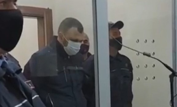 Me kokën ulur dhe i penduar, efektivi i kërkon ndjesë publike familjes së Klodjan Rashës