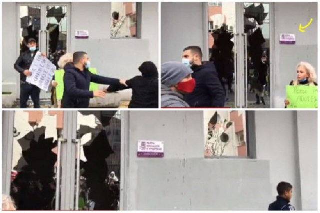 Protestuesit thyejnë xhamat dhe sulmojnë me gurë selinë e PS-së në Shkodër