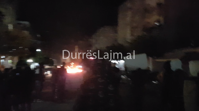 Protestuesit grumbullohen para Drejtorisë së Policisë Durrës, shoqërohet një i ri (VIDEO)