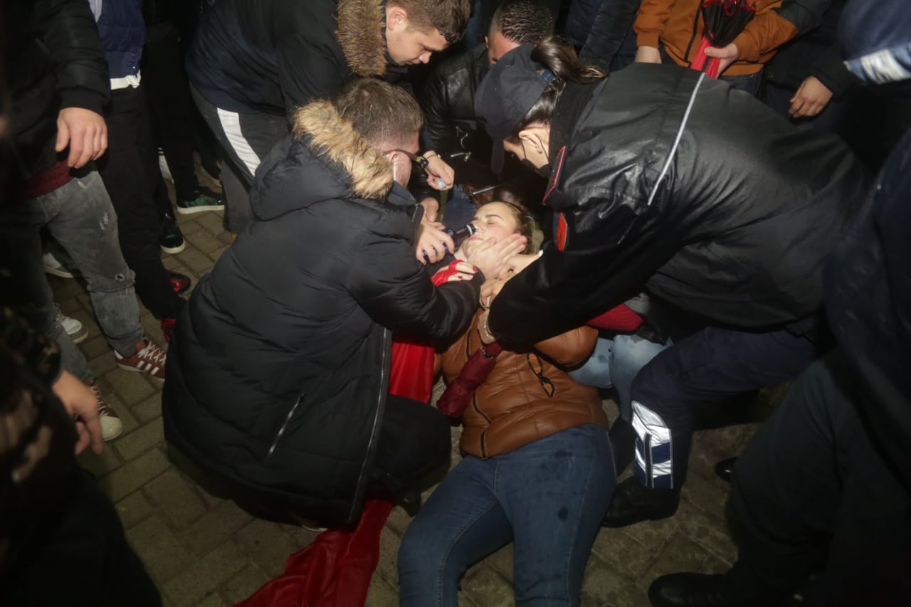 Në protestë për vëllain e vrarë, humb ndjenjat motra e Klodian Rashës para kryeministrisë