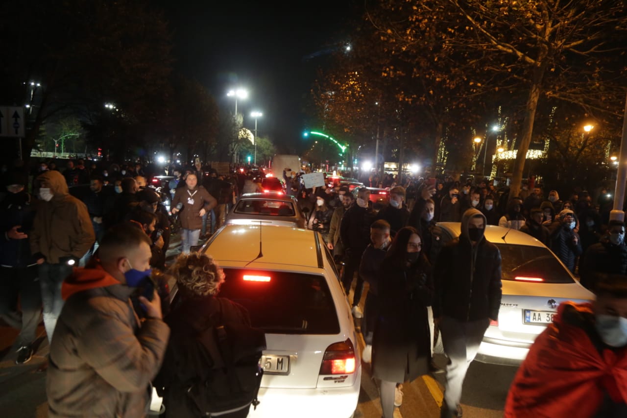 Dy orë protestë ndryshe për Klodian Rashën! Çfarë ndodhi gjatë marshimit të sotëm në Tiranë (FOTO)