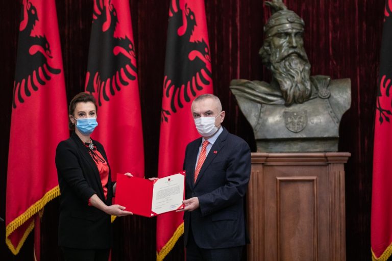 Gjykata Kushtetuese zyrtarisht me 7 anëtarë, Sonila Bejtja betohet në Presidencë