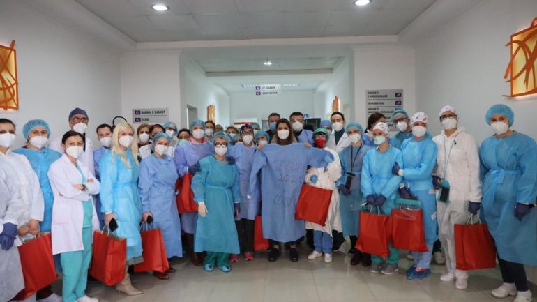 Manastirliu takon mjekët e spitalit “Shefqet Ndroqi”: Mirënjohje për ju