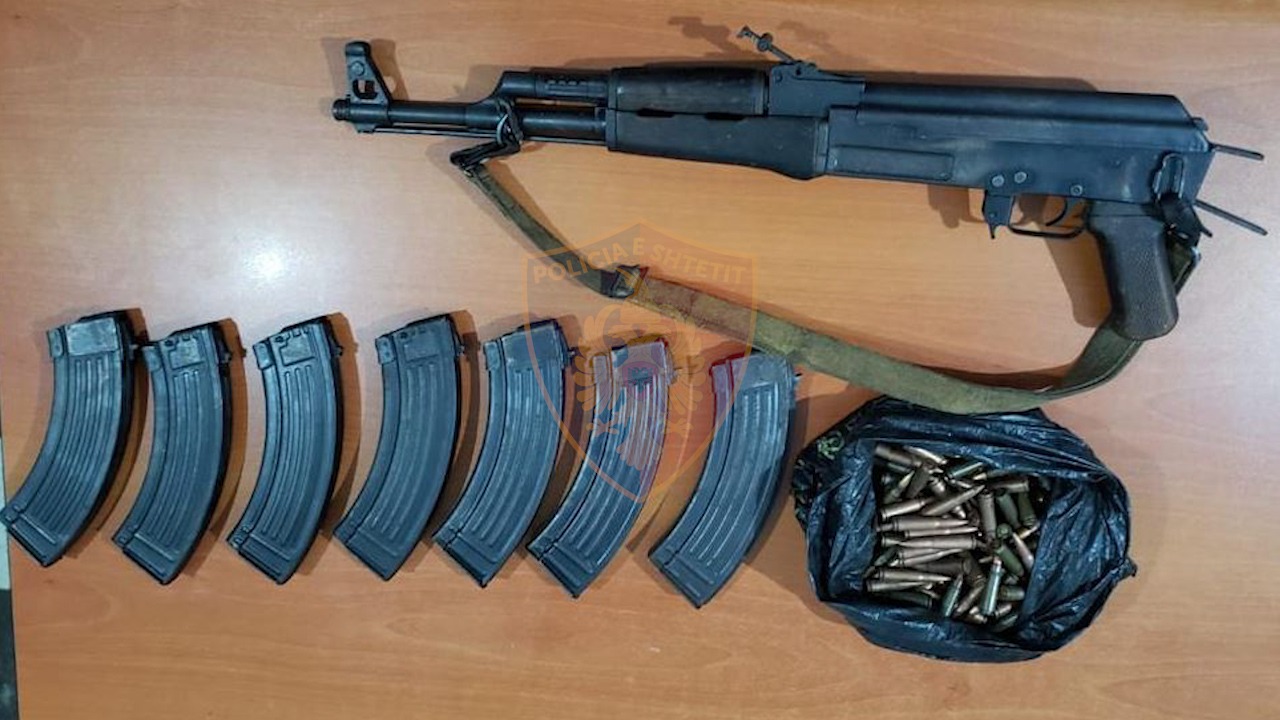 Armë zjarri, 7 krehra dhe municion luftarak, prangoset 54-vjeçari