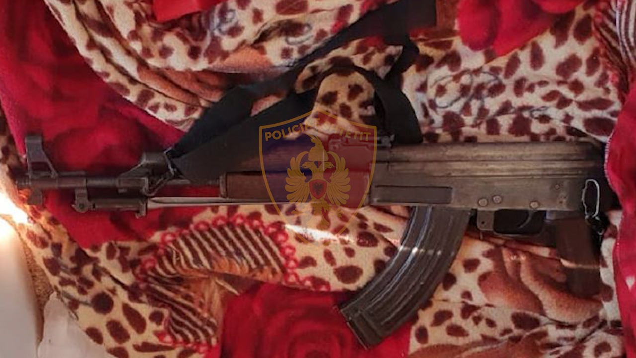 Arrestohet 26-vjeçari që mbante drogë e armë në banesë