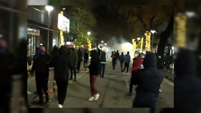 Policia përdor gaz lotsjellës ndaj protestuesve, shoqërohen disa persona