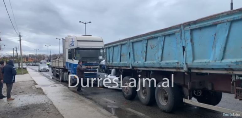 Aksident i trefishtë në unazën Shkozet – Plepa (VIDEO)