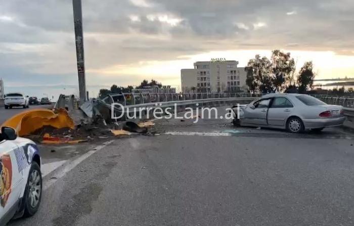 Aksident tek Ura e Dajlanit, makina rrëshket dhe përplaset me trafikndarësen (VIDEO)