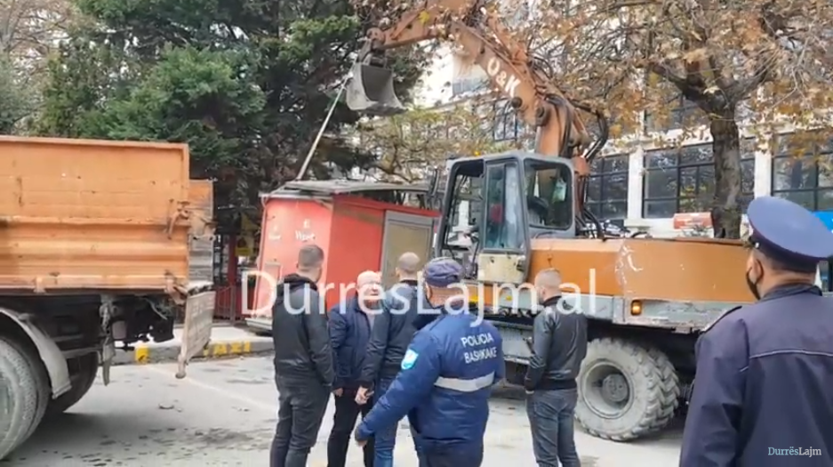 Rehabilitimi dhe rivitalizimi i zonës, hiqen kioskat nga sheshi “Pranvera” (VIDEO)