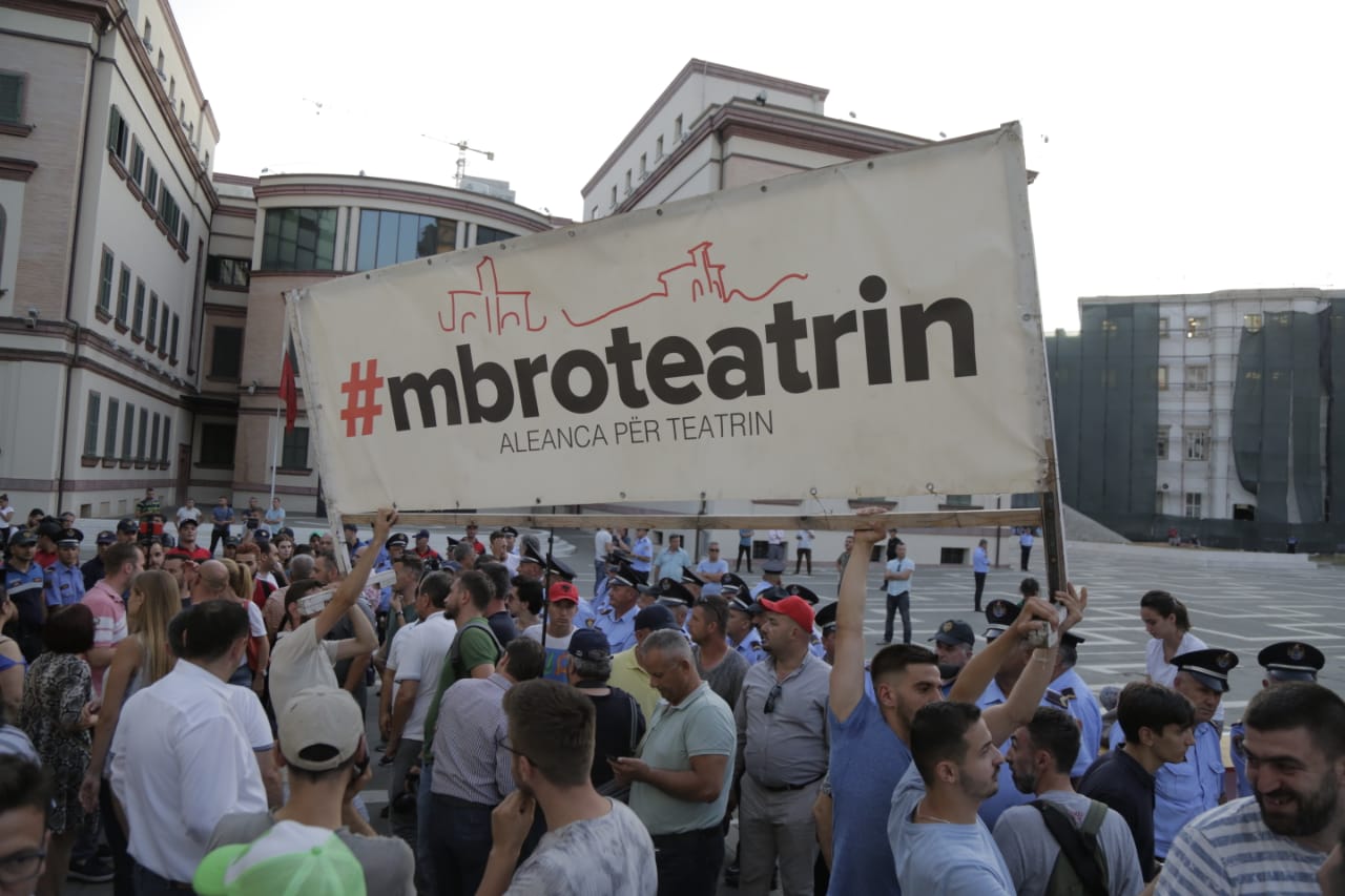 U dhunuan nga policia 4 anëtarë të saj, Aleanca për Mbrojtjen e Teatrit paralajmëron protestë