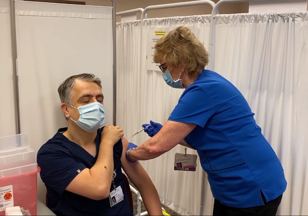 Shqiptari i parë që bën vaksinën, mjeku Arjet Gega: S’ka vend për asnjë mëdyshje për vaksinimin