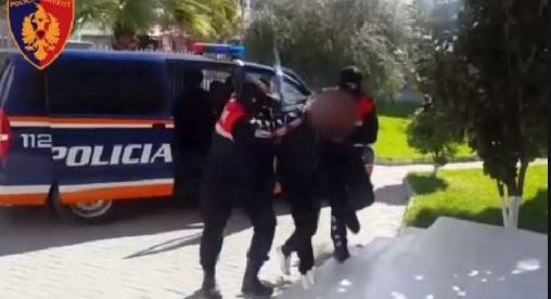 U kap duke transportuar tre emigrantë të paligjshëm, pranga 23-vjeçarit