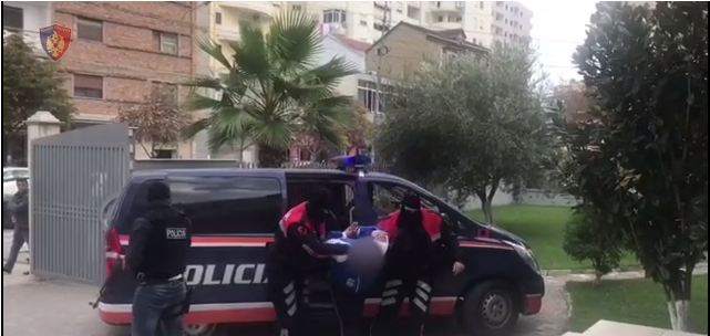 Sapo kishte vjedhur një portofol, arrestohet 41-vjeçari në Durrës. Në pranga edhe dy të rinj