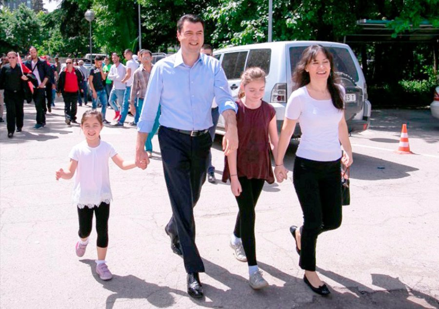 Urimi emocionues i  gruas së Lulzim Bashës për ditëlindjen e vajzës së tyre Dafinës