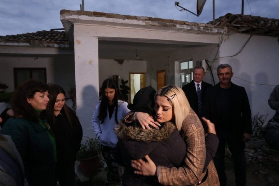 Bubq, Bebe Rexha përfundon ndërtimin e shtëpisë së dëmtuar nga tërmeti