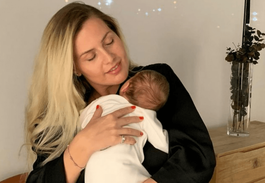 Me djalin në krah, Olta Gixhari i shkruan letër Babagjyshit