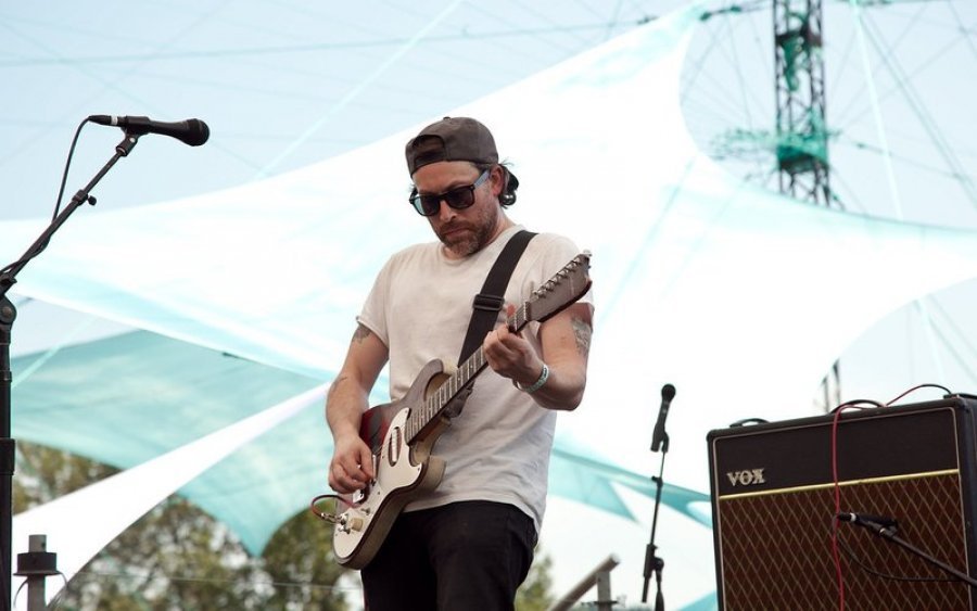 Këngëtari 46-vjeçar gjendet i vdekur në makinën e tij