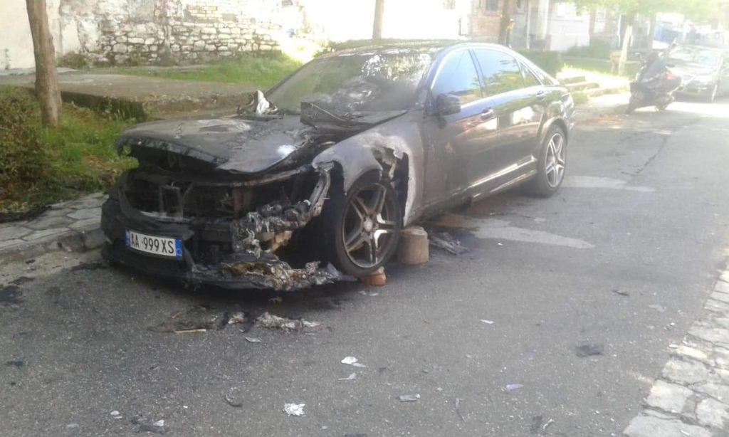 Digjet gjatë natës një automjet, dyshimet e para të policisë