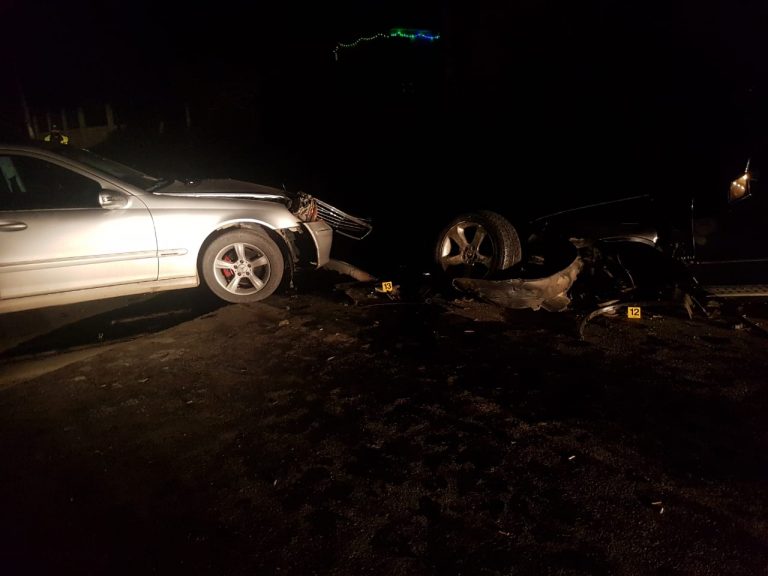 Mjeti i drejtuar nga adoleshenti pa patentë përplas BMW në Durrës