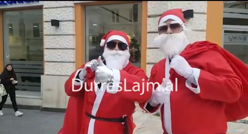 VIDEOLAJM/ Babagjyshët shpërndajnë dhurata në rrugët e Durrësit