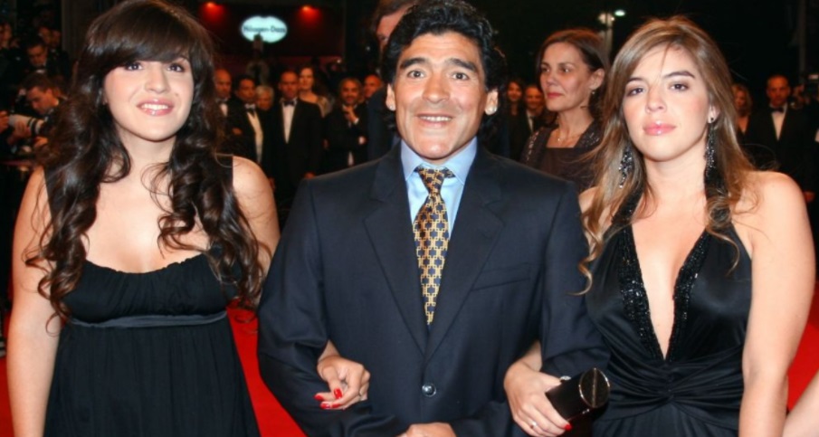 “Bij k****sh, prisnit drogë në autopsi”, vajza e Maradonës nuk përmbahet