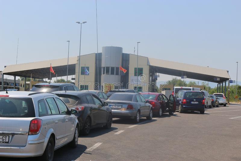 Mali i Zi merr masat e fundvitit, shqiptarët që duan të hyjnë duhet të kenë testin negativ