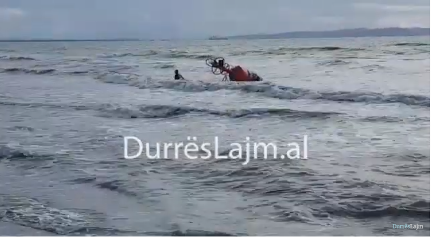Durrës/ Feneri sinjalizues del në breg, dështon operacioni për nxjerrjen e tij për shkak të… kavos (VIDEO)