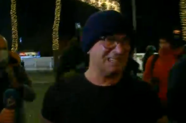 Robert Budina shpërthen në lot para policëve: Hiqini armët, tregoni se jeni qytetarë