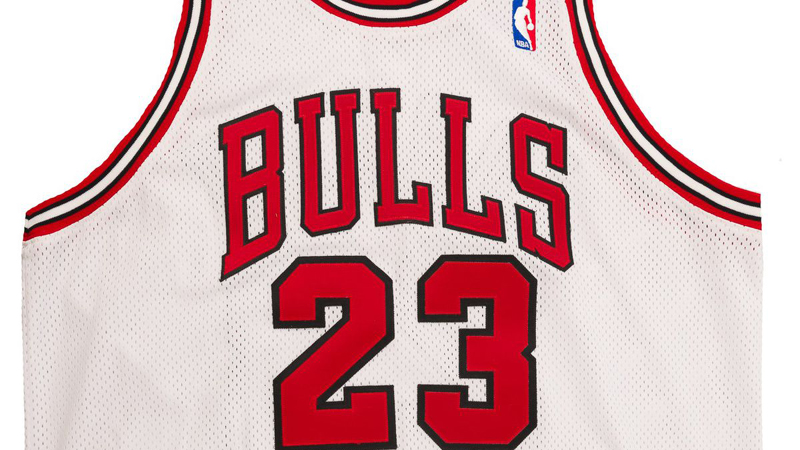 Vendoset në ankand, shitet për çmim rekord fanella e Michael Jordan