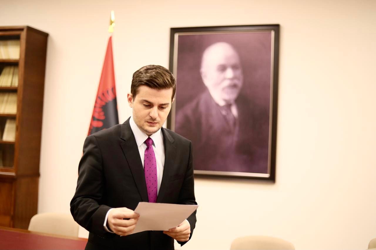 Cakaj: Mbështetje financiare për ripërtëritjen e bibliotekave të dy shkollave në qytetin e Tuzit